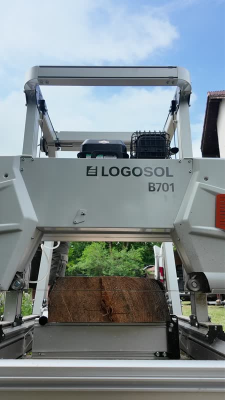 Logosol B701 szalagfűrész gerendavágás közben